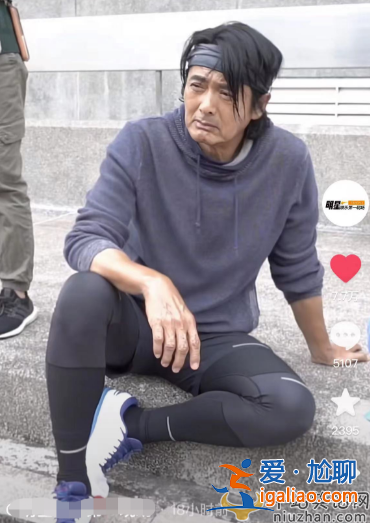 周潤發捐款56億是真的嗎?盤腿坐水泥地皮膚黝黑老太多 周潤發捐款56億是真的嗎?盤腿坐水泥地皮膚黝黑老太多