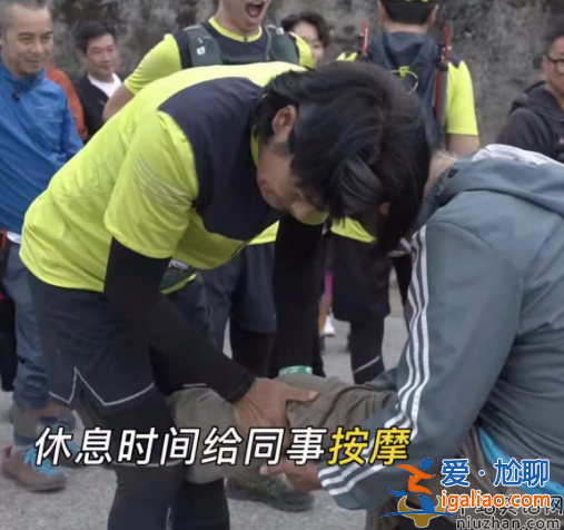 周潤發捐款56億是真的嗎?盤腿坐水泥地皮膚黝黑老太多 周潤發捐款56億是真的嗎?盤腿坐水泥地皮膚黝黑老太多