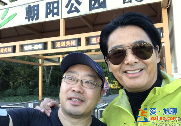 周潤發捐款56億是真的嗎?盤腿坐水泥地皮膚黝黑老太多 周潤發捐款56億是真的嗎?盤腿坐水泥地皮膚黝黑老太多