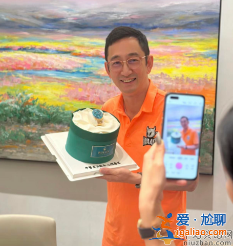 吳啟華在富婆豪宅中慶生，穿千元短袖笑容拘謹