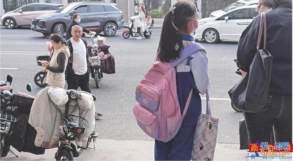 “媽媽 兒童節(jié)明明是小孩兒的節(jié)日 為什么要給大人表演節(jié)目?”？