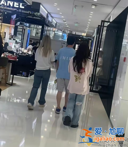 王思聰近況曝光!為網(wǎng)紅慶生被美女環(huán)繞，穿千元短袖身形消瘦