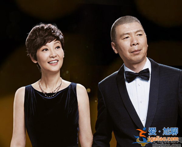 馮小剛離婚了嗎?曝夜會(huì)年輕美女，女方露小蠻腰前凸后翹