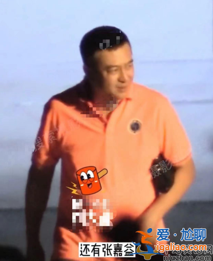 馮小剛離婚了嗎?曝夜會(huì)年輕美女，女方露小蠻腰前凸后翹