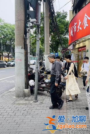 余秋雨夫婦罕見現身！手牽手低調逛街男方頭發花白惹圍觀