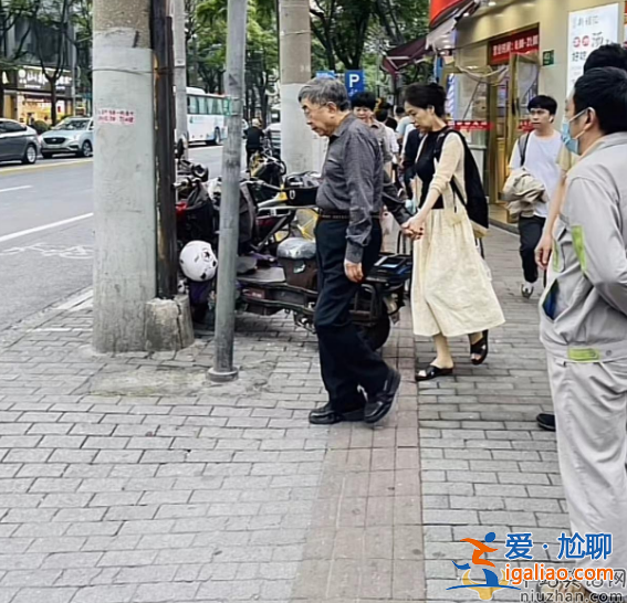 余秋雨夫婦罕見現身！手牽手低調逛街男方頭發花白惹圍觀