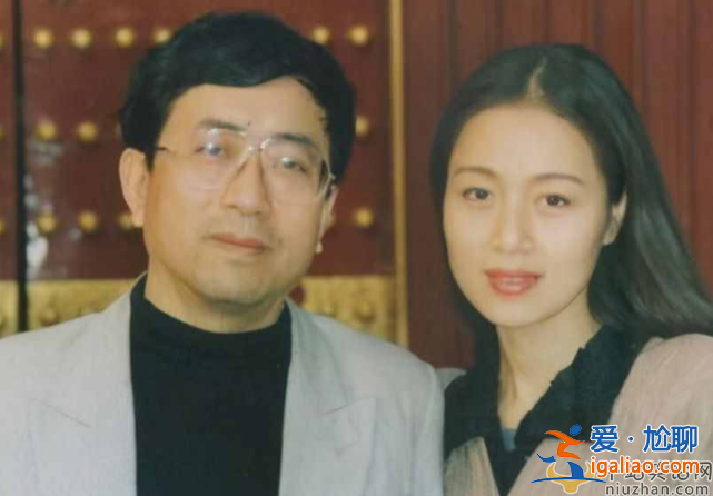 余秋雨夫婦罕見現身！手牽手低調逛街男方頭發花白惹圍觀