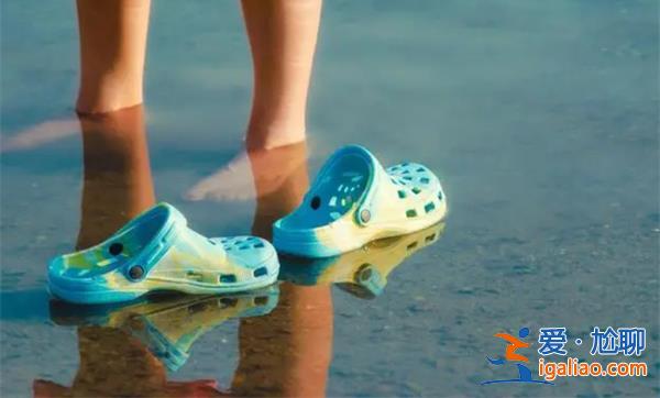 洞洞鞋被嘲丑，結(jié)果一年狂賺40億[嘲丑]？