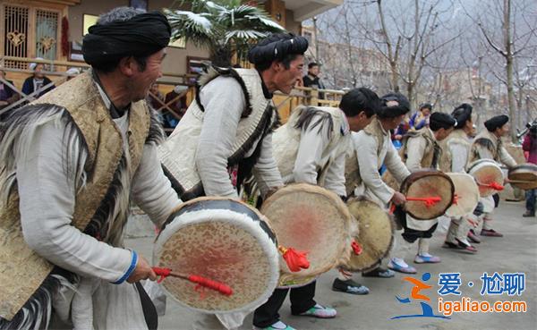 男子中大獎(jiǎng)墓地?cái)[200桌酒席還愿，中大獎(jiǎng)墓地?cái)[席還愿[中大獎(jiǎng)]？