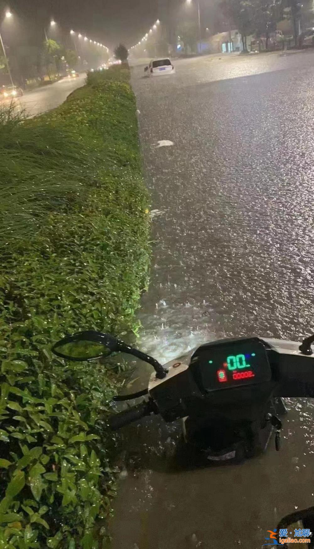部分地區(qū)積水可達(dá)成人頸部 大量群眾被困？