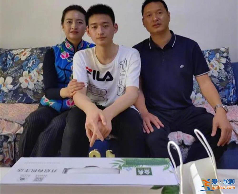 “敬禮娃娃”高考后接到清華北大招生電話 父母曾多次婉拒商業邀請? “敬禮娃娃”高考后接到清華北大招生電話 父母曾多次婉拒商業邀請?