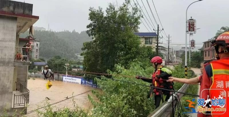 湖南湘西多地遇特大暴雨 山體滑坡致一棟房屋被埋 疑有人員被困？