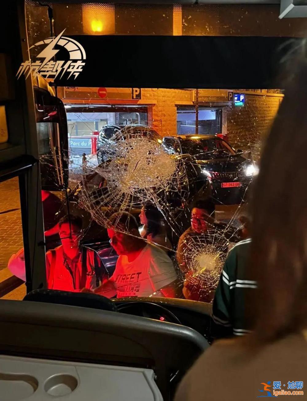 多名蒙面暴徒拿石頭砸車 中國游客被砸傷？