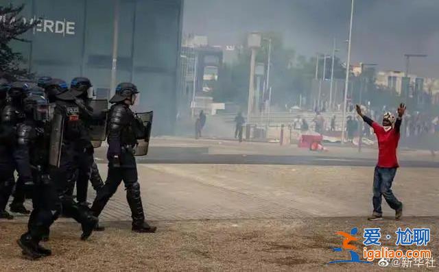 多名蒙面暴徒拿石頭砸車 中國游客被砸傷？