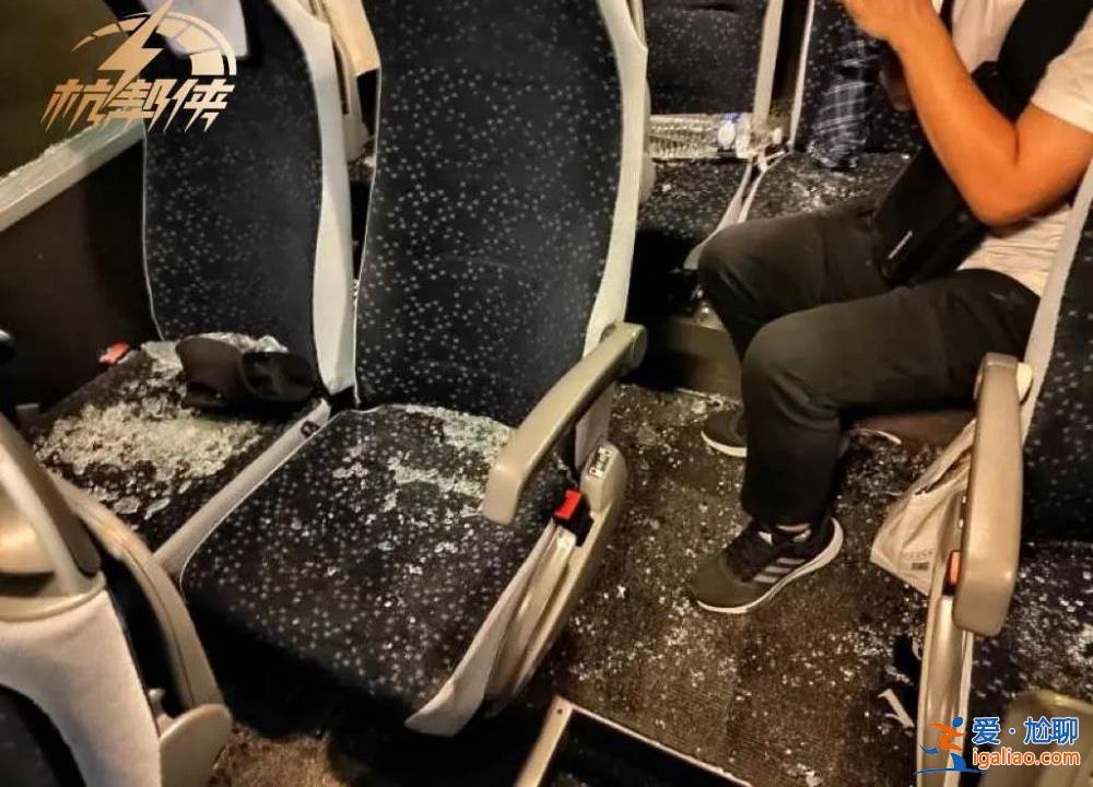 多名蒙面暴徒拿石頭砸車 中國游客被砸傷？