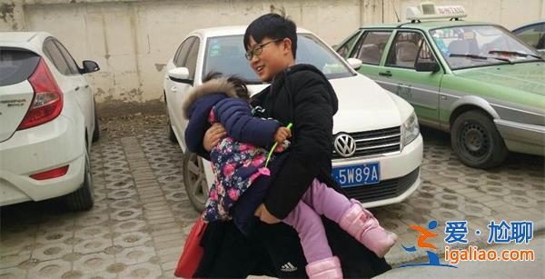 男子帶娃乘車被擠強坐女乘客腿上，為什么坐在腿上[娃 孩子]？