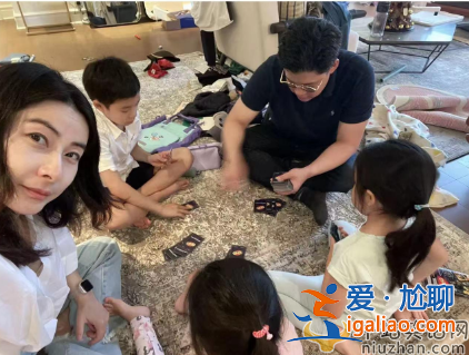 郭晶晶一家為霍啟剛慶生！坐地上玩牌曝豪宅內景，滿地雜物顯凌亂