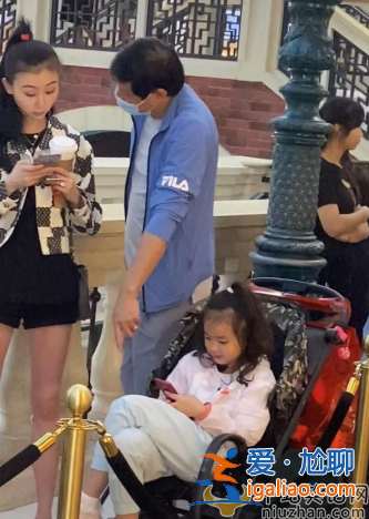 范志毅一家三口罕見(jiàn)同框！張夢(mèng)瑾逆生長(zhǎng)太吸睛