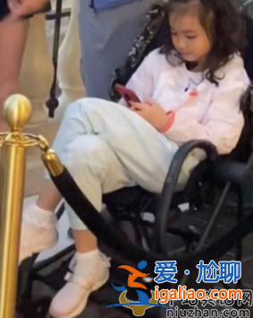 范志毅一家三口罕見(jiàn)同框！張夢(mèng)瑾逆生長(zhǎng)太吸睛