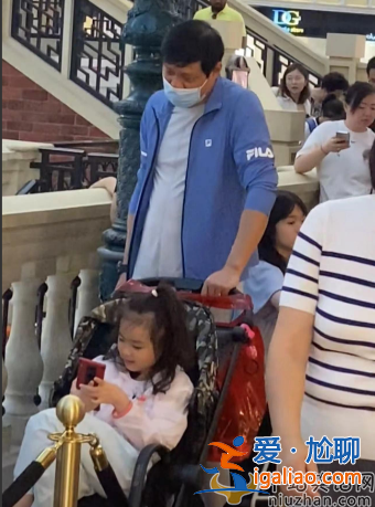 范志毅一家三口罕見(jiàn)同框！張夢(mèng)瑾逆生長(zhǎng)太吸睛