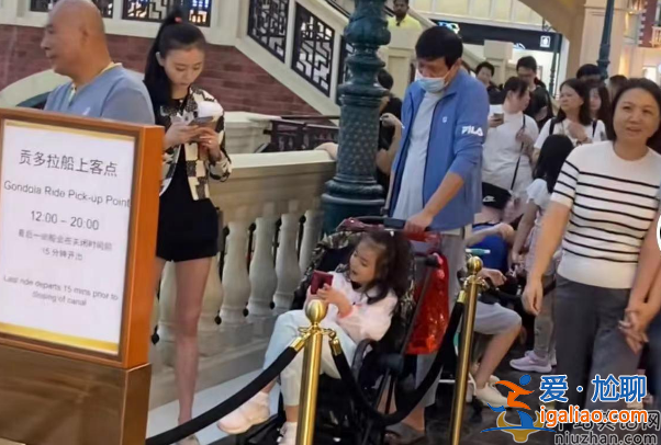 范志毅一家三口罕見(jiàn)同框！張夢(mèng)瑾逆生長(zhǎng)太吸睛