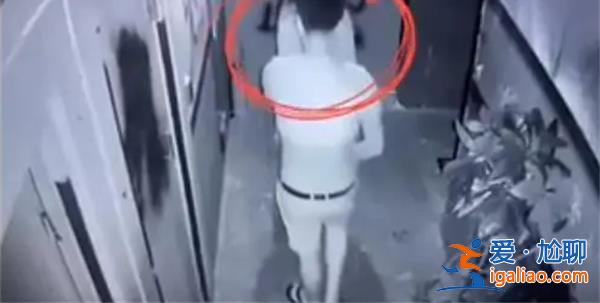 女孩稱在鬼屋扮NPC被男玩家襲胸 男玩家如何處置？