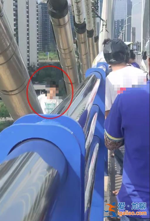 隔得遠 他聽不到？