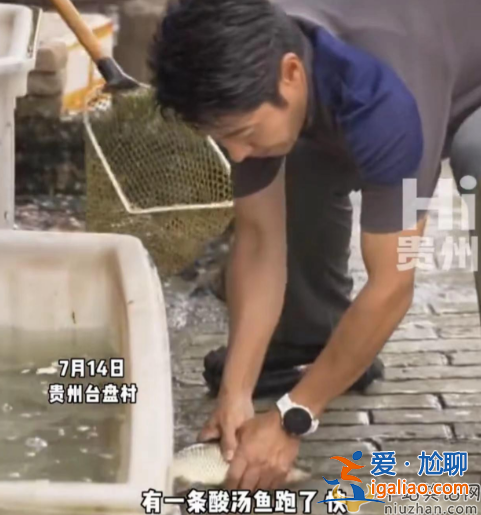 撒貝寧近況曝光!現身貴州街頭擺攤賣西瓜，村BA與美女熱舞