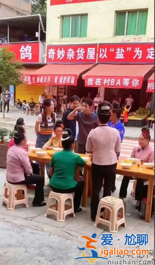 撒貝寧近況曝光!現身貴州街頭擺攤賣西瓜，村BA與美女熱舞