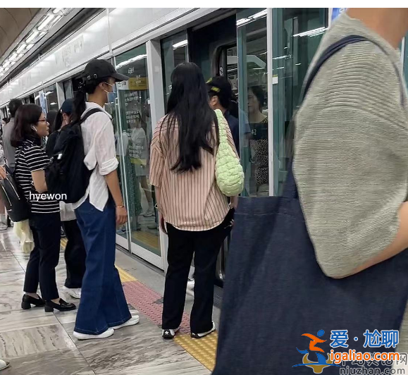 湯唯坐地鐵被偶遇！膚色黃黑模樣變化大