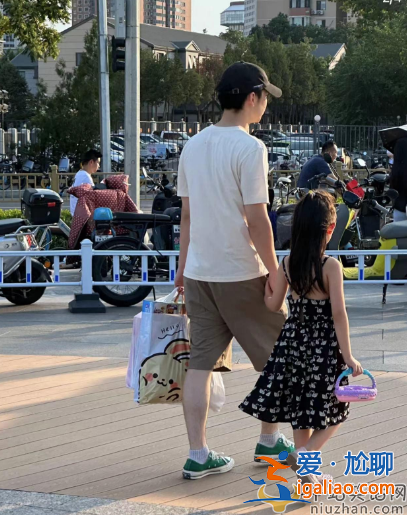 董子健罕見帶娃！女兒曝光長手長腳似孫怡