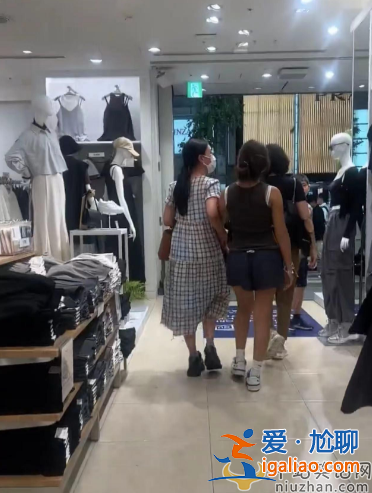 那英被網暴后首次現身！與女兒逛店接地氣