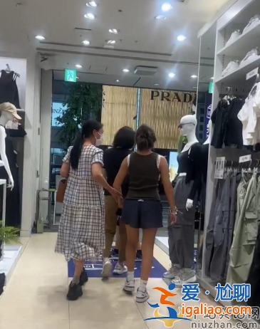 那英被網暴后首次現身！與女兒逛店接地氣
