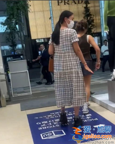 那英被網暴后首次現身！與女兒逛店接地氣