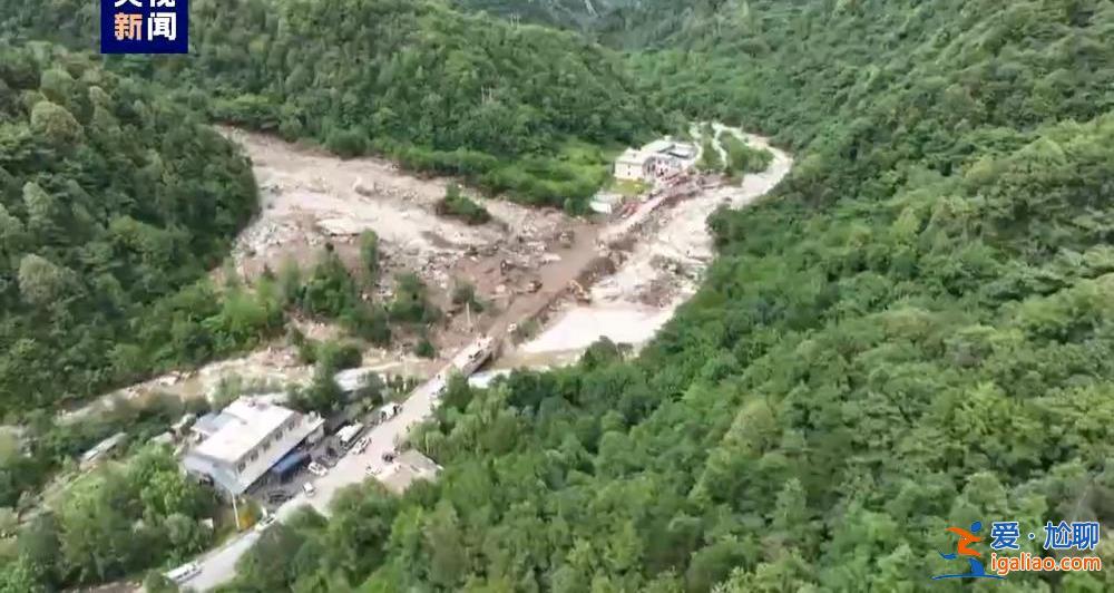 航拍西安秦嶺山洪泥石流受災(zāi)現(xiàn)場 汽車被沖入河道 國道被阻斷？