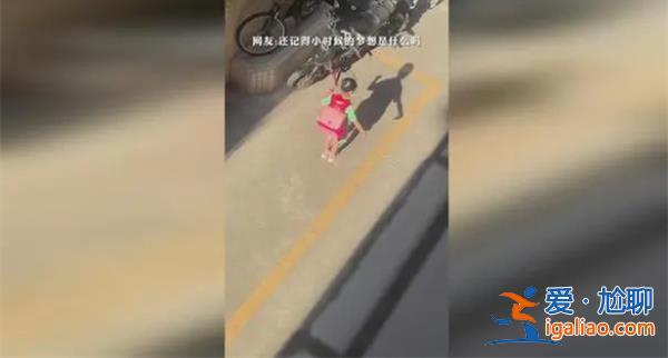 女孩在清晨的陽光下對著影子跳舞 女孩是學(xué)舞蹈的嗎？