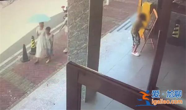 男子教唆孩子擦除酒店門口的黑板[酒店門口]？