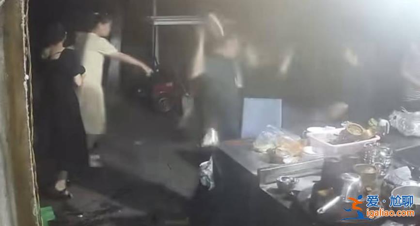 樂山一社區(qū)書記因酒后沖突帶人砸夜宵攤？紀(jì)檢部門介入調(diào)查 已暫停職務(wù)？