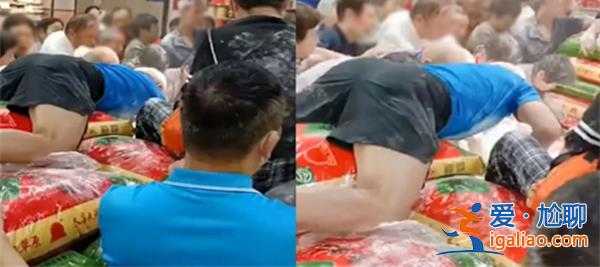 大爺大媽超市搶面粉滿臉是粉，以下原因造成搶面粉[成搶面粉]？