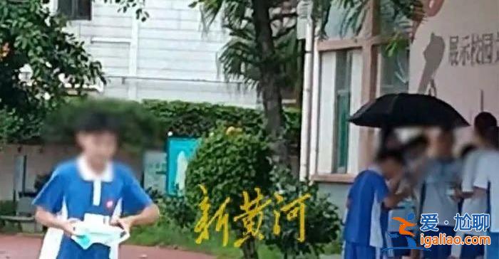 深圳一學校把未在校內訂餐學生趕出教室淋雨吃飯？教育局已介入調查？