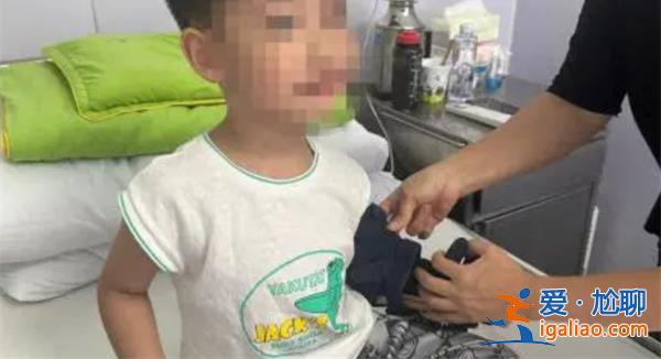 男孩撐傘從26樓跳下后生還？