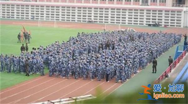 軍訓(xùn)順拐同學(xué)組成方隊(duì) 注意方隊(duì)的這一點(diǎn)？