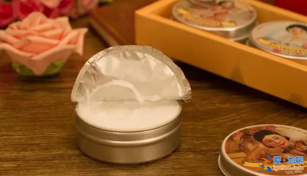 小伙誤把奶茶贈品當雪糕吃[誤把]？