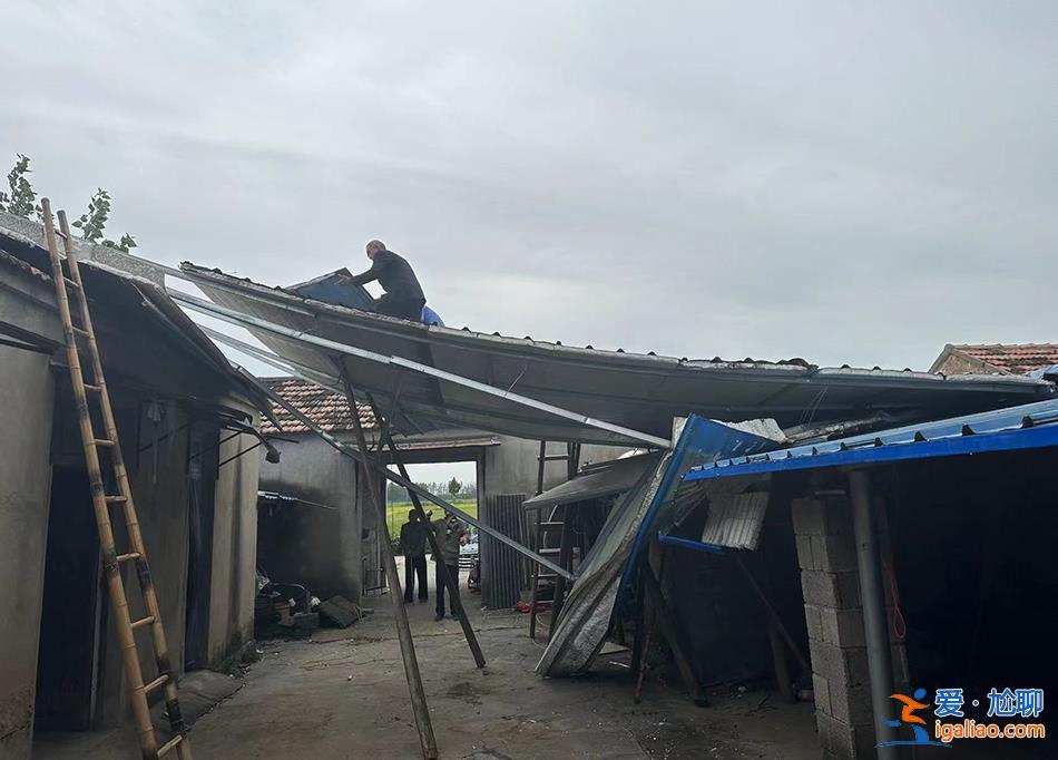 村民房子被風(fēng)掏空 有擺攤的商販觸電身亡？