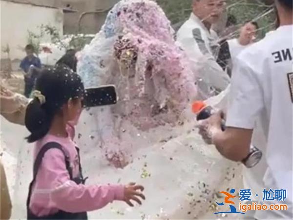 新人婚禮上被眾人狂噴泡沫成雪人，場面十分混亂[場面十分混亂]？
