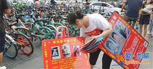 男子cos步驚云扛牌匾幫尋親，人間自有大愛在[扛牌匾]？