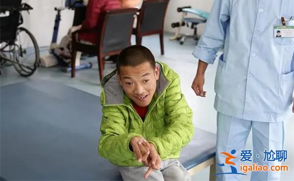 大學生變腦癱兒父親不離不棄[父親]？