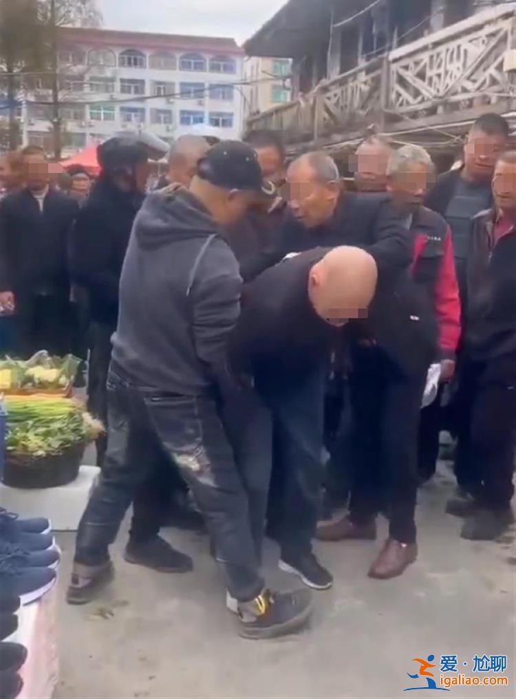 浙江溫嶺一男子疑偷錢遭綁樹上示眾扇耳光 知情人稱其已被派出所帶走？
