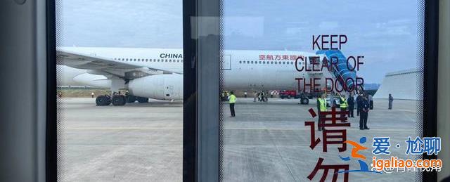 一聲巨響后機身劇烈抖動 伴有燒焦氣味？