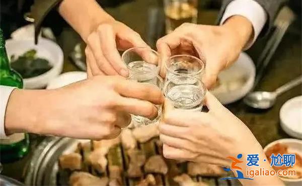 銷(xiāo)售為何會(huì)在談生意時(shí)被客戶在酒水中下毒，騙上賭桌[酒水]？
